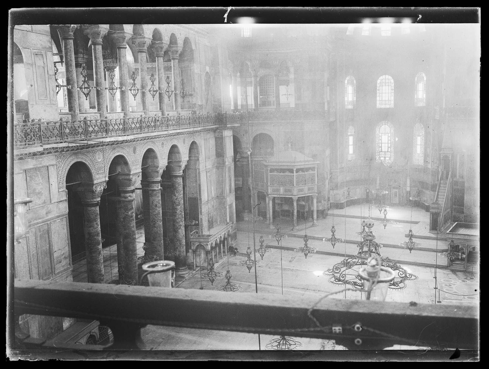 Nef et abside vue depuis la tribune ouest, avec la loge du sultan (au fond, à gauche) et le minbar et le müezzin mahfili (à droite)